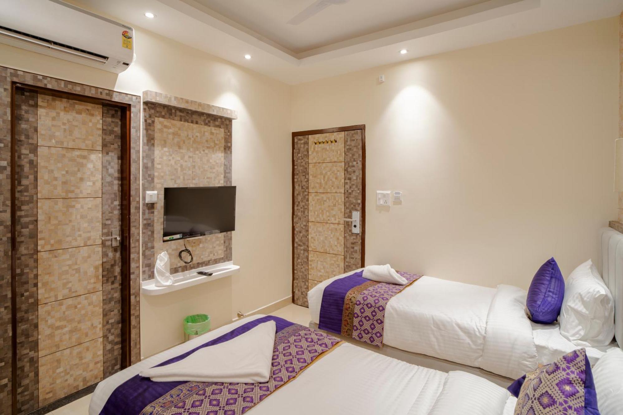Hotel Omkar International Varanasi --A Premium Luxury Hotel -- 5-Star Feel At An Affordable Price -- Exterior photo