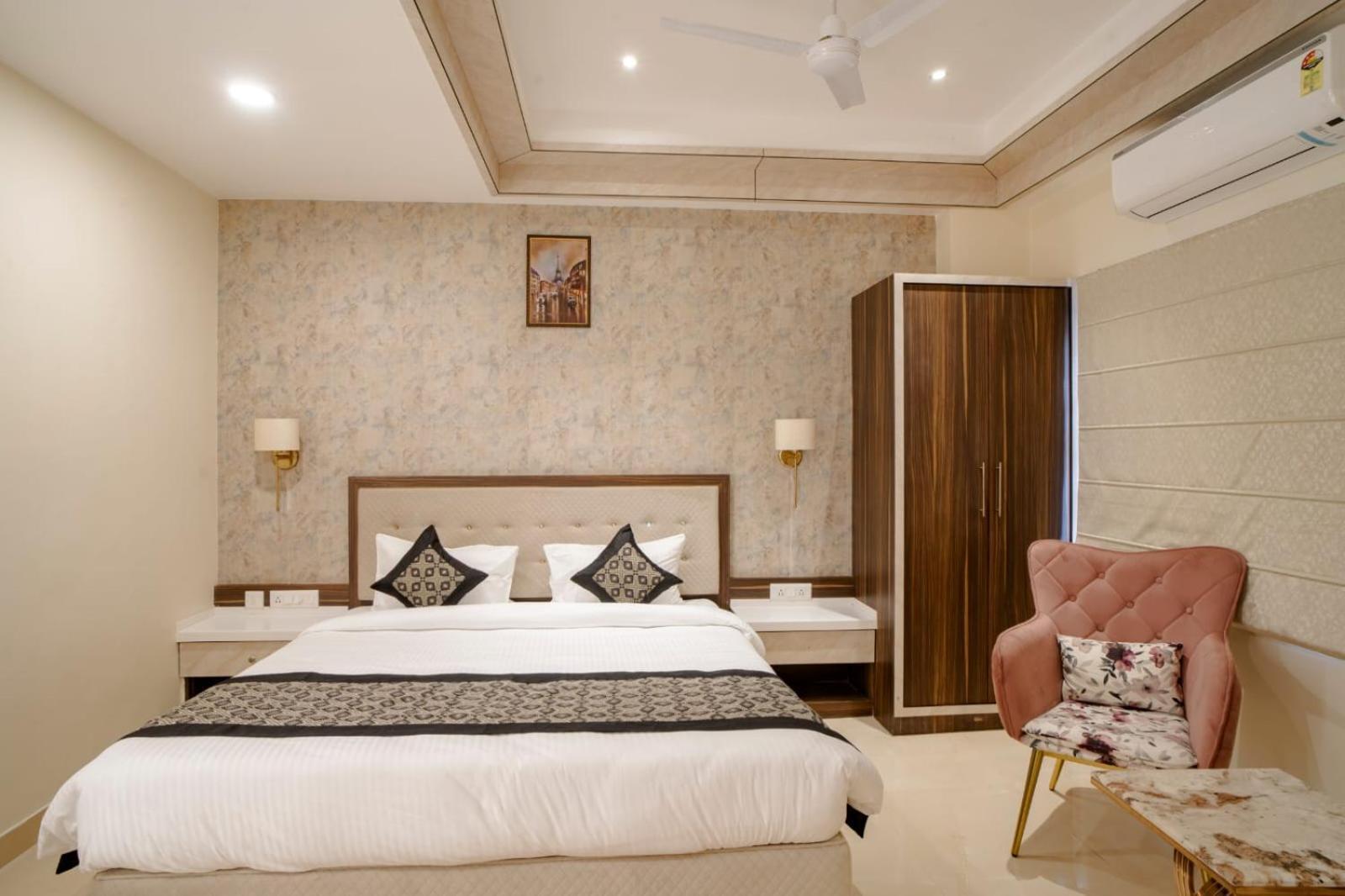Hotel Omkar International Varanasi --A Premium Luxury Hotel -- 5-Star Feel At An Affordable Price -- Exterior photo